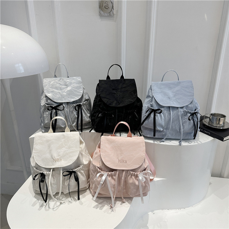 Niche and simple design backpack 2025, a fresh and pleated women's bag, casual, fashionable and versatile commuter crossbody bag Application Scenario