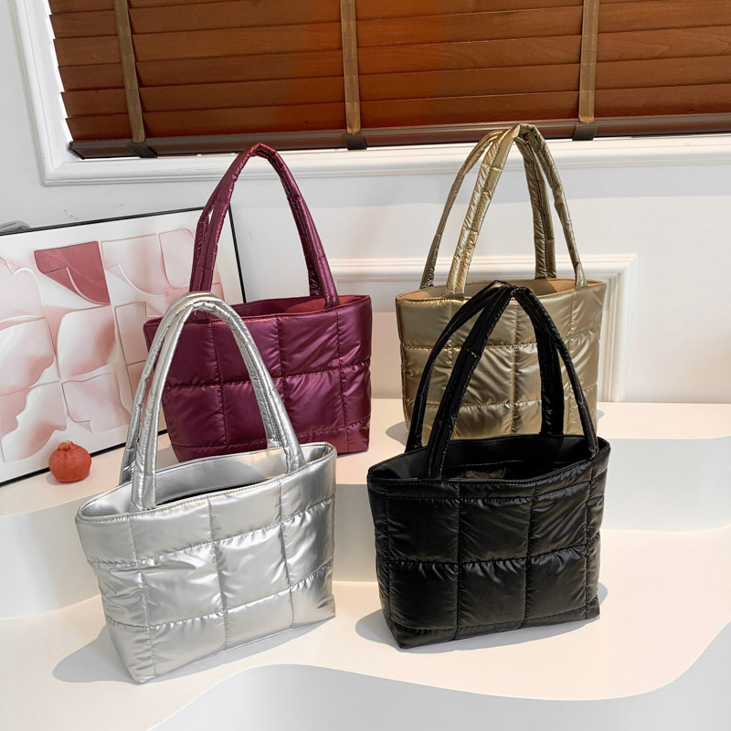 A large-capacity casual handbag for women, a new Korean-style solid color simple single-shoulder underarm bag for women, and a commuter tote bag Application Scenario