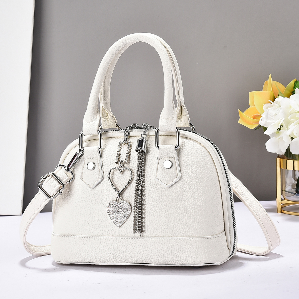 A new summer 2024 simple single-shoulder bag for women carrying a fashionable shell bag, a trendy and casual niche crossbody bag Specification drawing