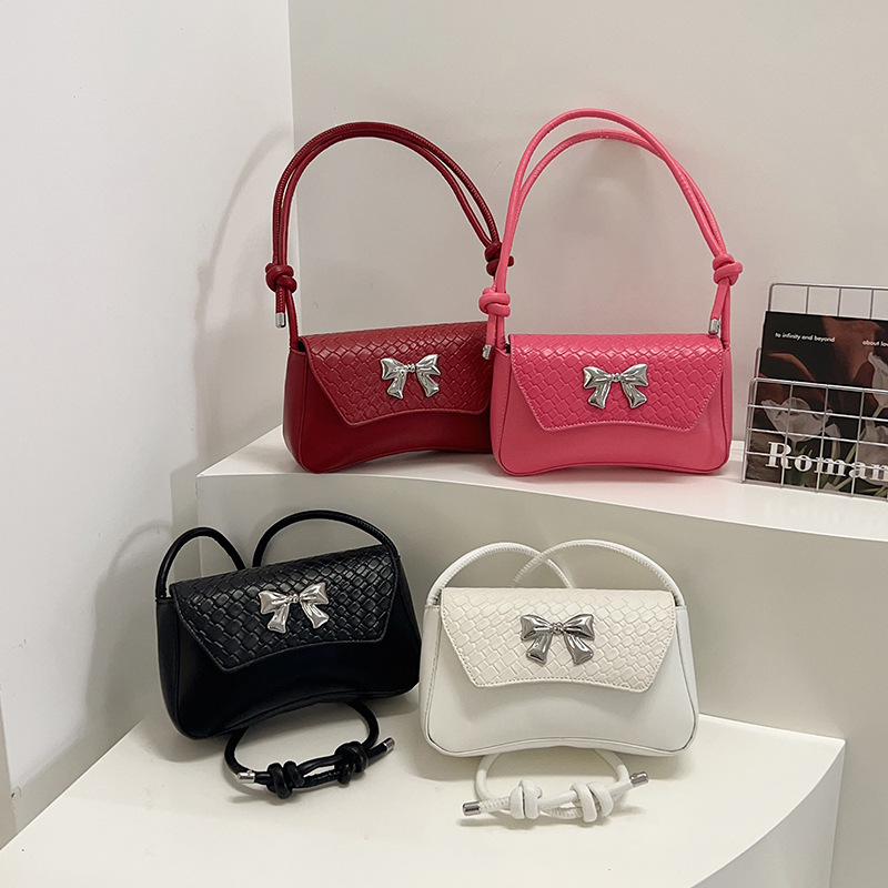 Retro and stylish small bag for women 2025, a trendy and versatile crossbody bag, a fashionable single-shoulder underarm bag for women Application Scenario
