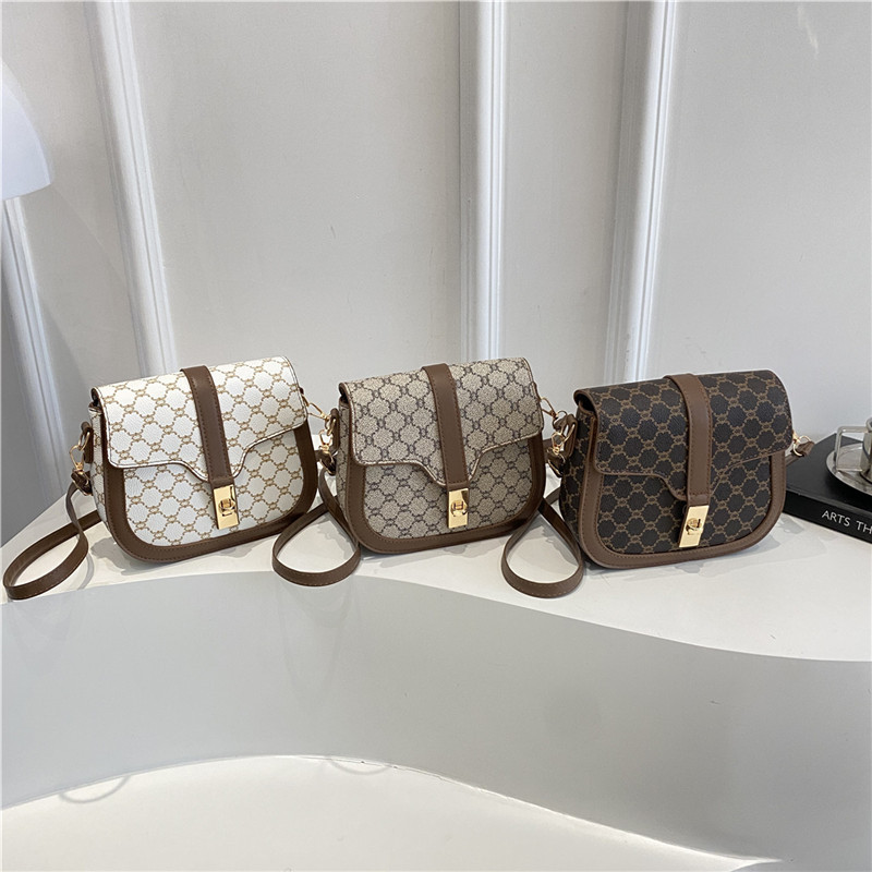 Retro small bag for women, 2025 Summer New trendy and simple ins crossbody bag, casual single-shoulder saddle bag Application Scenario