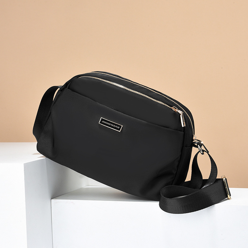 A simple and versatile Oxford fabric crossbody bag for middle-aged women, a single-shoulder bag for moms, and a multi-layered lightweight waterproof nylon fabric bag details Picture