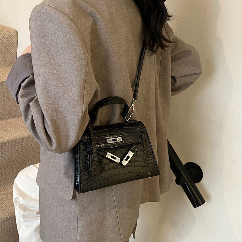 The high-end Kelly bag for women 2025 is a new fashion and casual single-shoulder bag with a niche design and a trendy crossbody bag for women Application Scenario