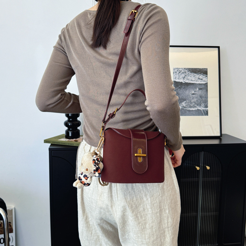 New women's 2024 fashionable bucket bag, casual, versatile, fashionable and niche design, retro crossbody handbag Application Scenario