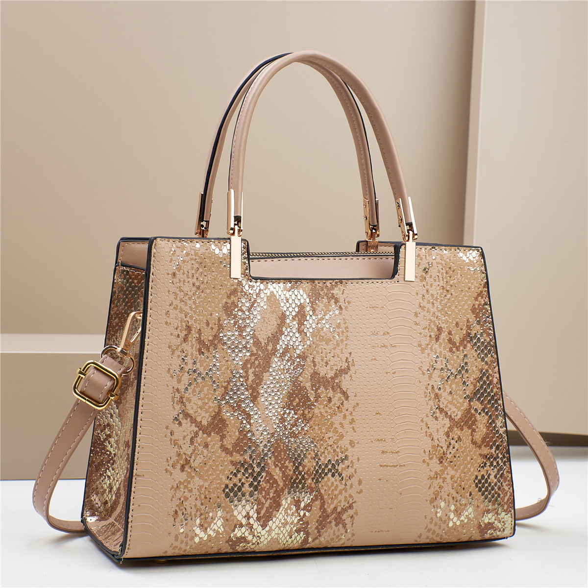 A new high-capacity single-shoulder crossbody bag with snake pattern for women in 2024, a fashionable and high-quality product for foreign trade Application Scenario