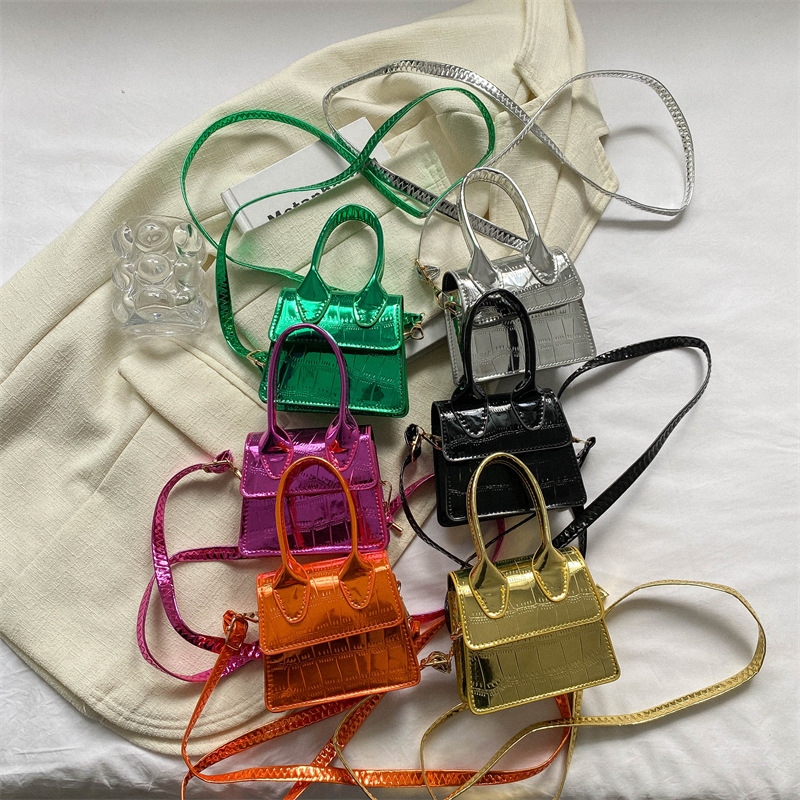 2025 Summer New trendy and fashionable women's hand-held shoulder bag, simple and colorful chain crossbody small square bag Application Scenario
