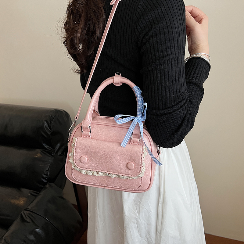 A simple and elegant bowling bag for women, a new summer 2025 fashion, trendy and niche design, single-shoulder crossbody bag details Picture