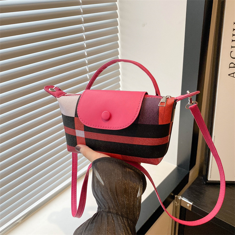 This year, a retro work handbag is in fashion. The 2024 new style of fashionable handbag is a single-shoulder crossbody dumpling bag full figure