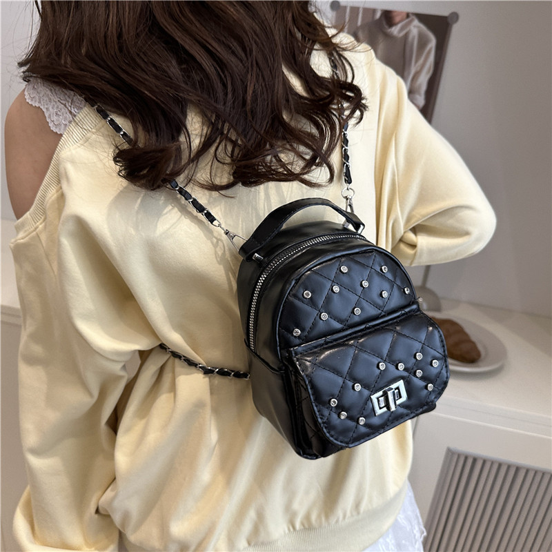 A new 2025 trendy and versatile Korean chain-texted crossbody backpack for women Specification drawing