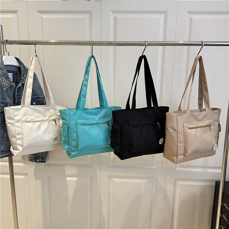 Lazy style large-capacity canvas bag for girls 2025 new fashion student computer bag for class, single-shoulder hand-held tote bag Application Scenario
