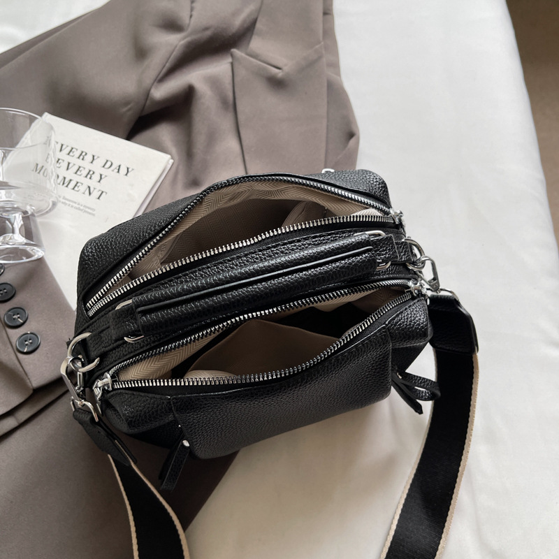 A cross-border bestseller, niche, retro and versatile handbag, a new fashion soft leather single-shoulder crossbody pillow bag for women in 2025 Application Scenario