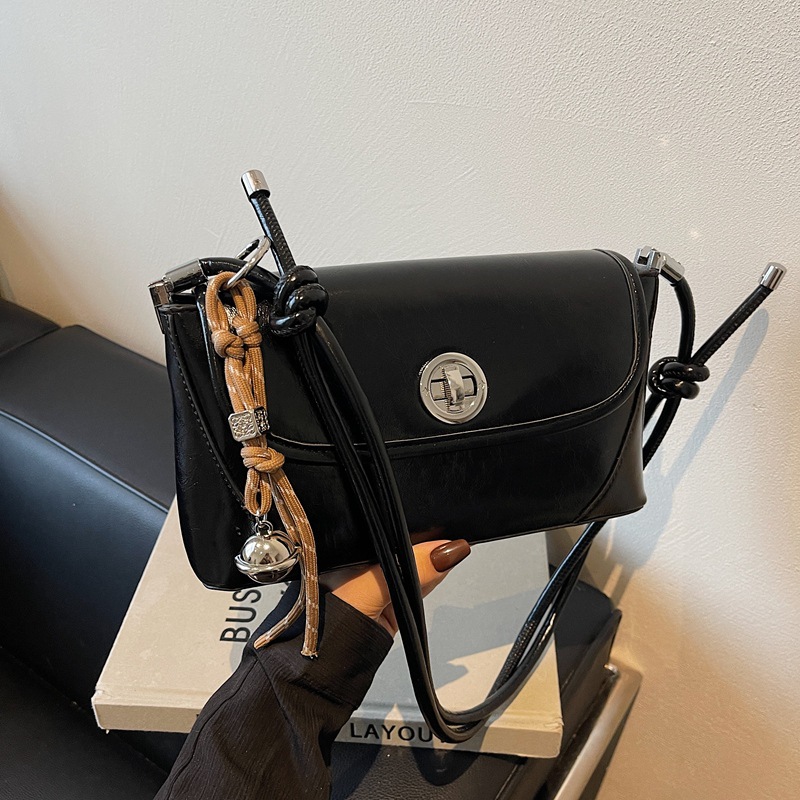 This is a new, stylish and versatile single-shoulder crossbody bag for women in 2025, featuring a light luxury texture and lock buckle. It is a high-end commuting bag details Picture
