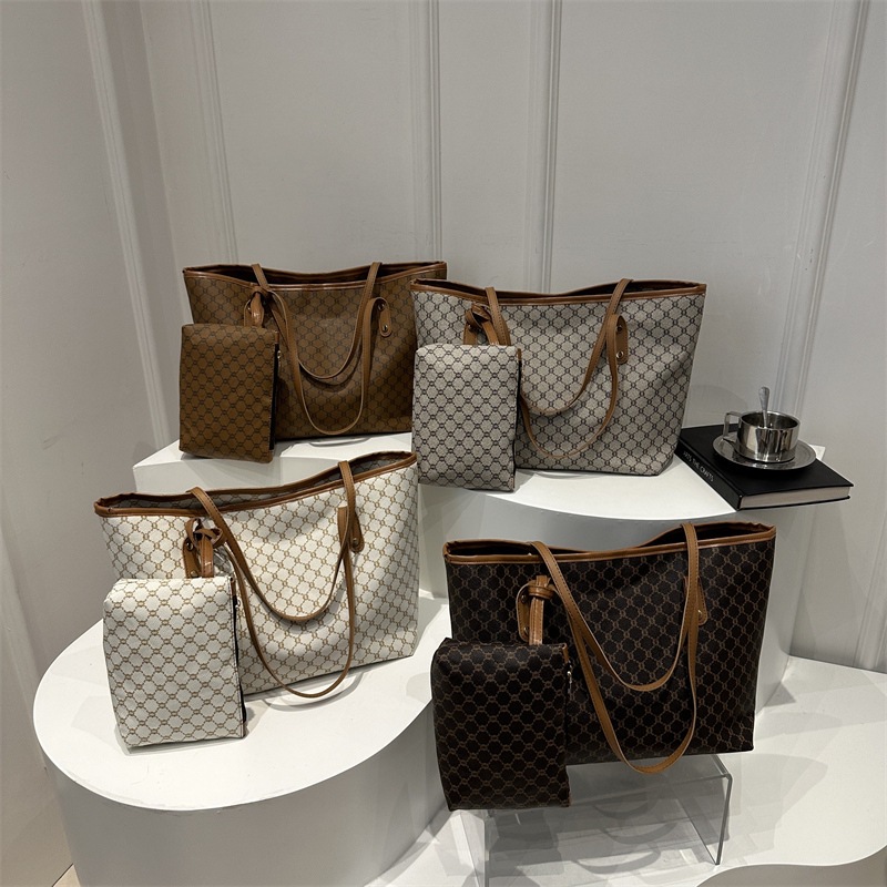 This large-capacity women's 2025 new single-shoulder bag combines the ancient checkered pattern tote bag with a simple and elegant look. It's a mother-and-child bag details Picture