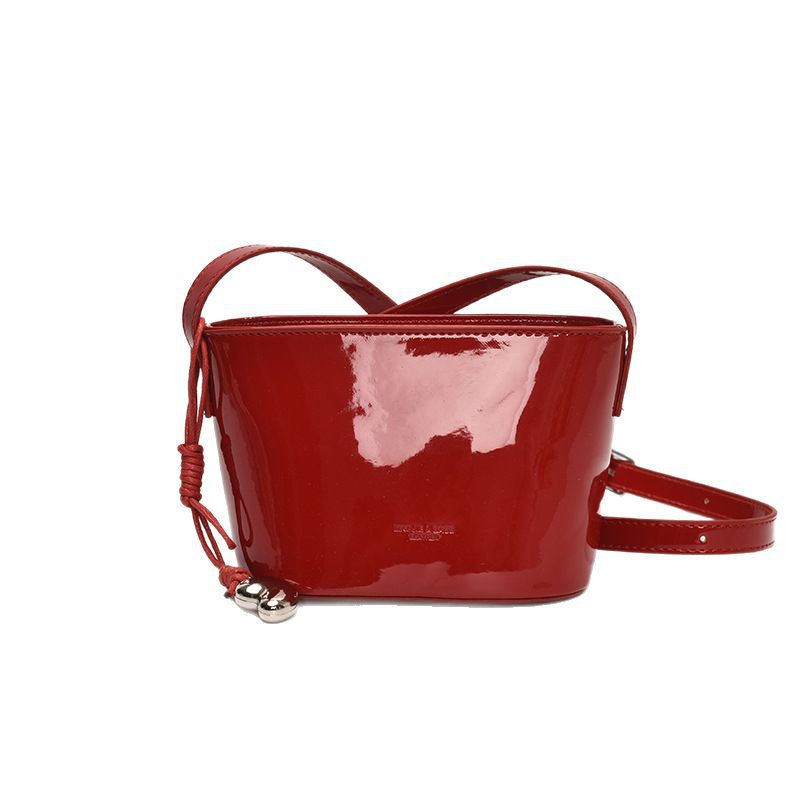 This high-end and stylish hand-held bucket bag with lychee pattern is a new model for women in 2025. It is a trendy and versatile single-shoulder crossbody bag Item Picture