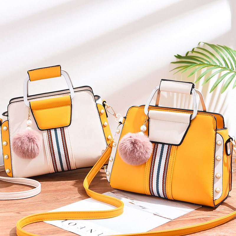 Cross-border trade color-matched women's bags are trendy, versatile and stylish. Bright-colored bags come with hairball pendants and can be worn diagonally over one shoulder Application Scenario