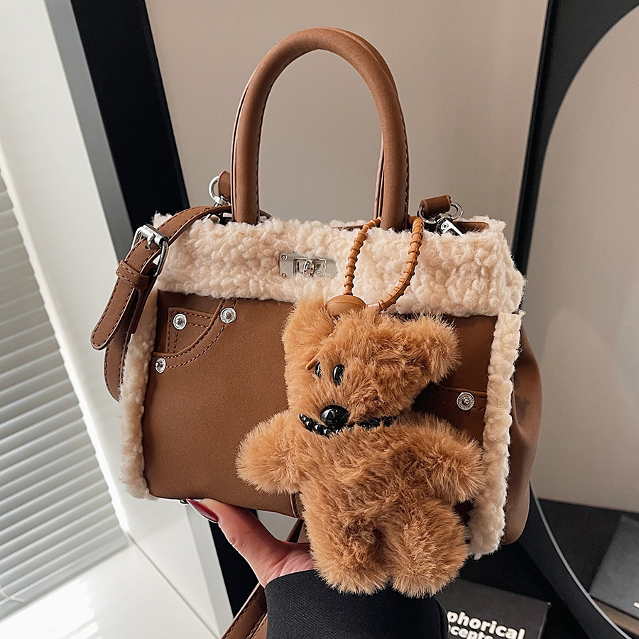 Lambskin plush retro handbag for women, 2024 new style, casual and versatile, large-capacity commuter single-shoulder crossbody bag full figure
