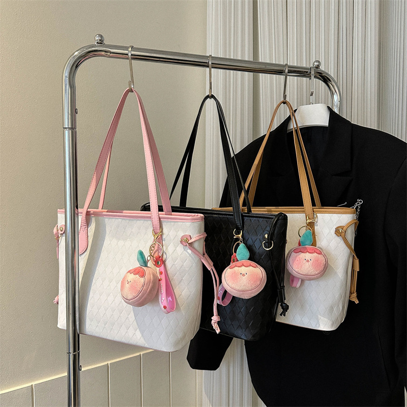 A large-capacity single-shoulder Korean-style pendant bag for women, a new 2023 commuting, simple and casual solid-color simple tote bag Application Scenario