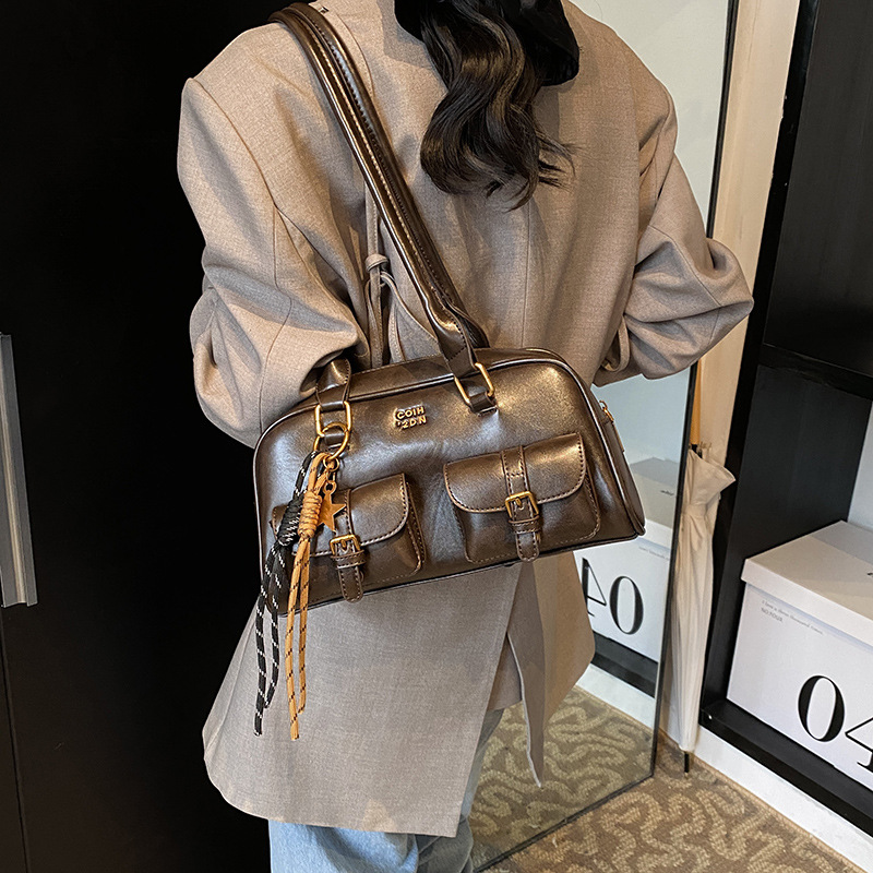 Underarm commuting bag for women, large-capacity 2024 new casual retro single-shoulder handbag, women's pillow bag Application Scenario