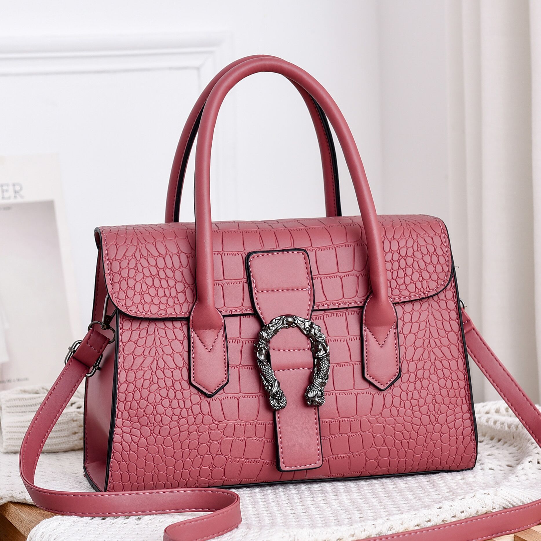 New 2022 women's bag, single-shoulder handbag, Korean-style casual and fashionable crossbody bag, versatile and large-capacity pillow bag Specification drawing