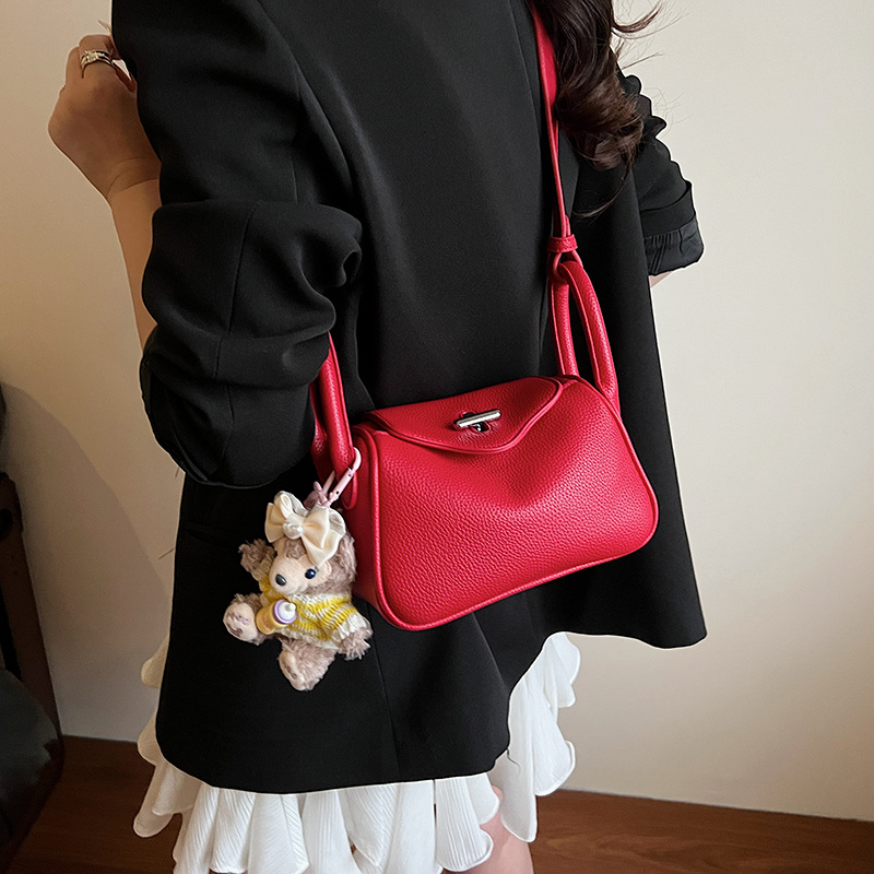 This high-end, lychee patterned fashionable handbag is a new model for women in 2025. It is trendy, versatile, stylish and light luxury single-shoulder crossbody bag Application Scenario