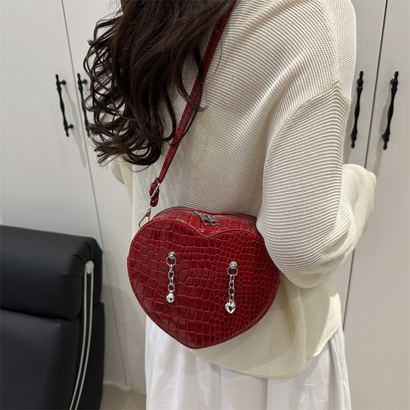 Spring 2025 new fashionable crocodile pattern hand-held heart-shaped bag, sweet and cool style, trendy and versatile single-shoulder crossbody bag Specification drawing