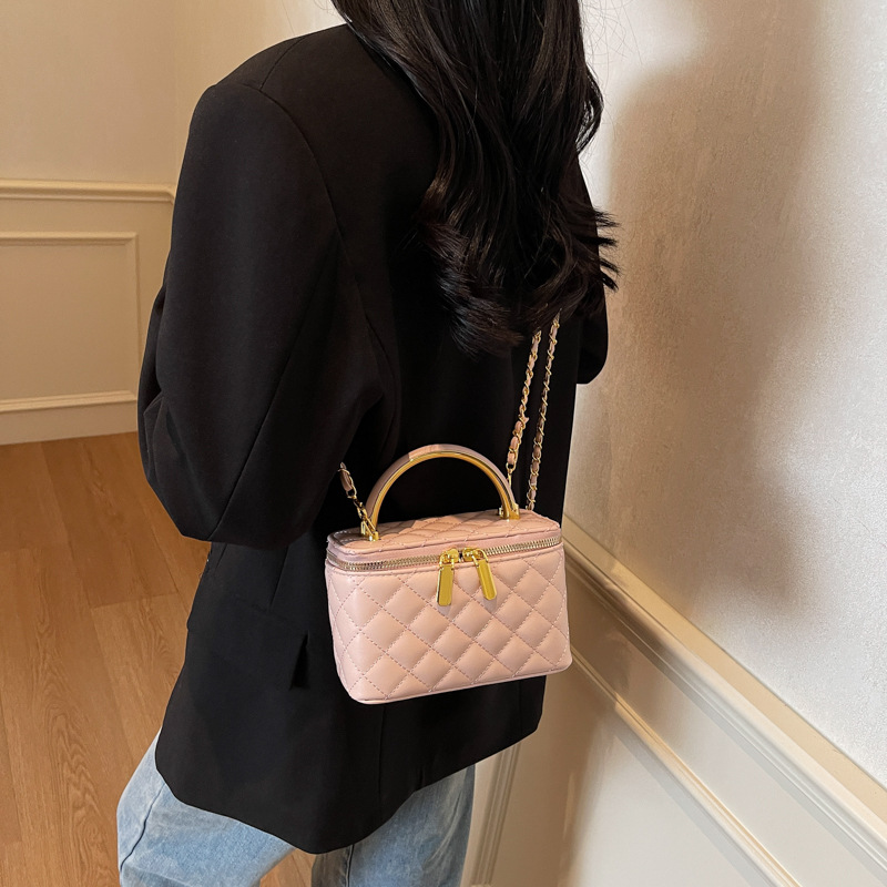 This is a retro and fashionable box bag with a 2025 new style of Chanel-style diamond-shaped casual square bag. It is a high-end single-shoulder women's bag Application Scenario