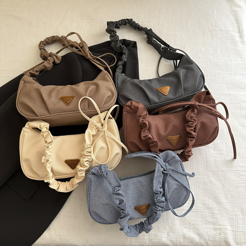 Fashion bags for Women 2025: This year's popular underarm bags, pleated solid color single-shoulder bags, and cross-border crossbody bags Application Scenario