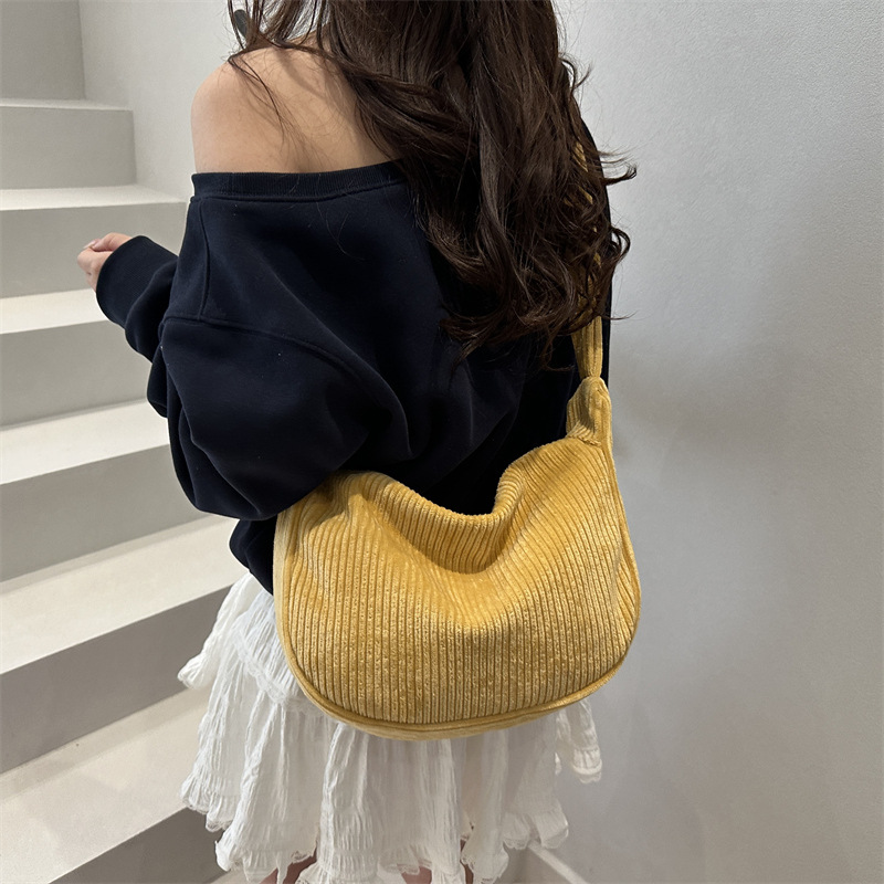 Spring 2025 New casual and versatile large-capacity crossbody bag for women's casual and versatile commuting dumplings Specification drawing