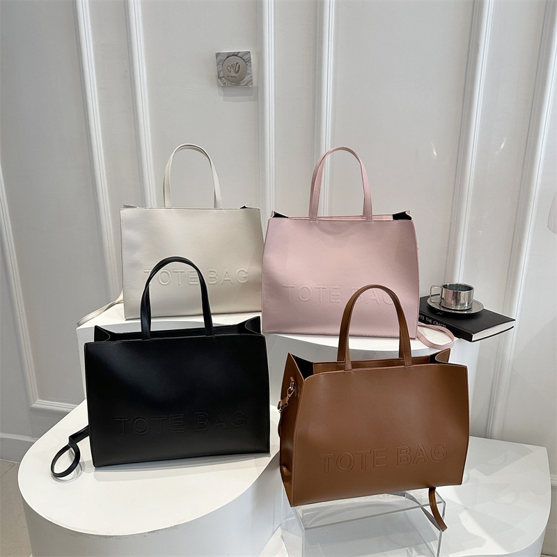 Embossed letter texture, large capacity, 2025 new fashionable summer retro single-shoulder commuter bag, hand-held tote large bag Application Scenario