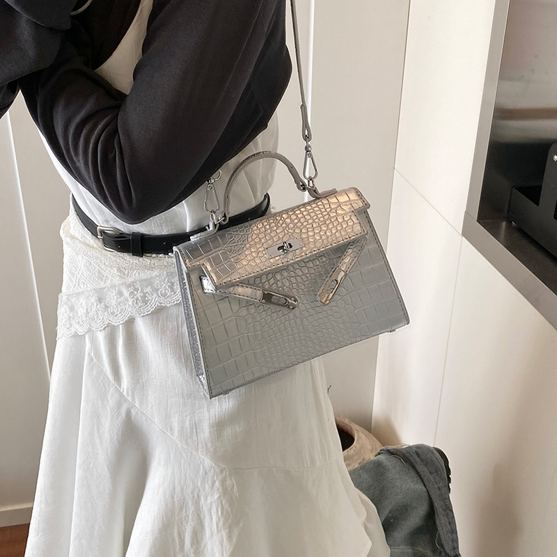 The high-end crocodile print hand-held Kelly bag for women's Spring/Summer 2025 is a simple and versatile single-shoulder bag and a trendy crossbody bag Specification drawing