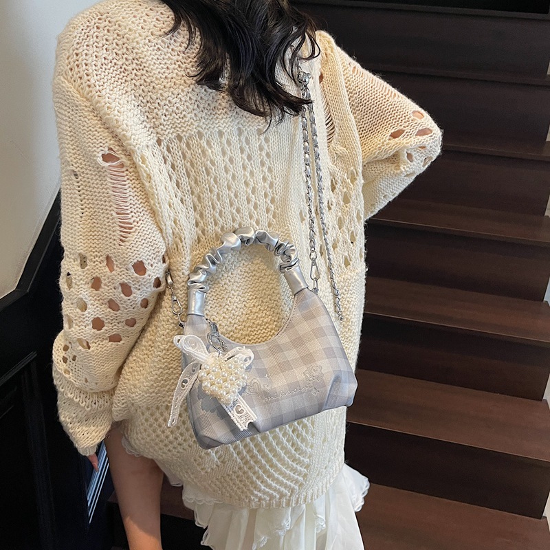 "Bag Girl 2025 New Summer Versatile handbag, niche design crossbody bag, super popular Korean-style pleated single-shoulder bag. Application Scenario