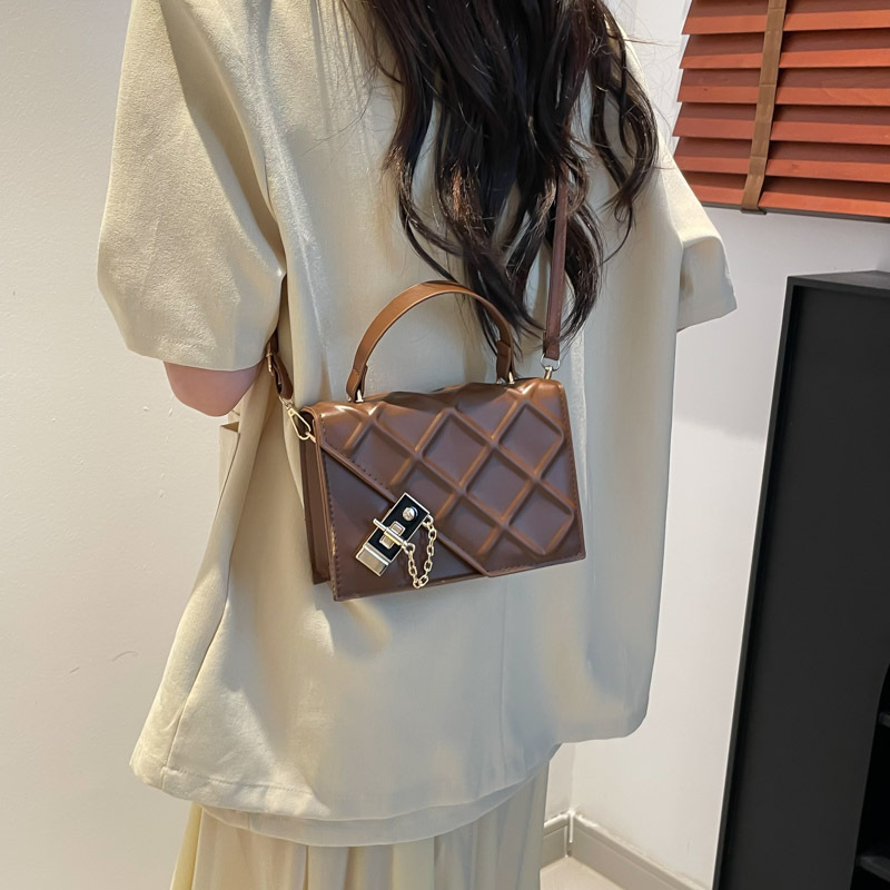 A stylish and versatile small bag for women in 2025, featuring a trendy and stylish diamond-shaped single-shoulder crossbody bag and a fashionable chain bag Specification drawing