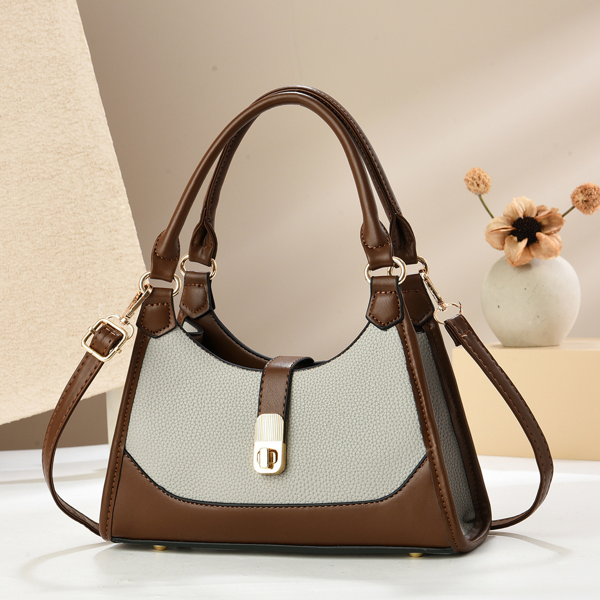 A new Korean-style women's bag with a high-quality texture, a fashionable lock buckle single-shoulder hand-carry bag, and a trendy and stylish baguette bag Specification drawing