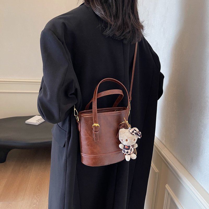 Korean style ins hand-held bucket bag for women, 2024 new niche design, commuting bag, casual and versatile crossbody bag Application Scenario