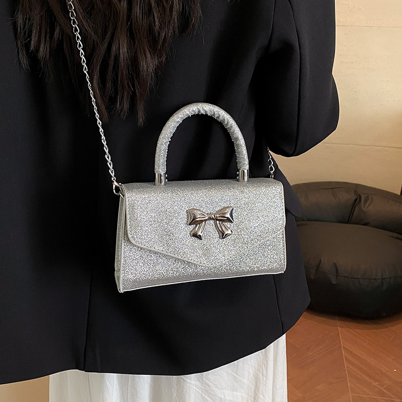 The new butterfly single-shoulder crossbody bag for women in the summer of 2025 is trendy, individual and fashionable. It's a small square hand-held bag Specification drawing