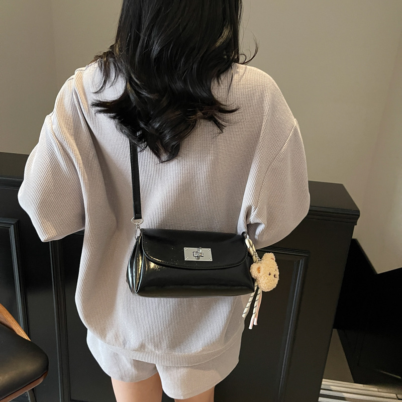 Korean style versatile and niche pillow bag for women, new Spring/Summer 2025 casual commuting trend, casual single-shoulder small square bag full figure