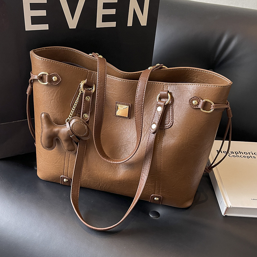 This year, large-capacity bags are in fashion for women in 2024. The new single-shoulder bag is simple and solid-colored, with a unique commuting tote bag full figure