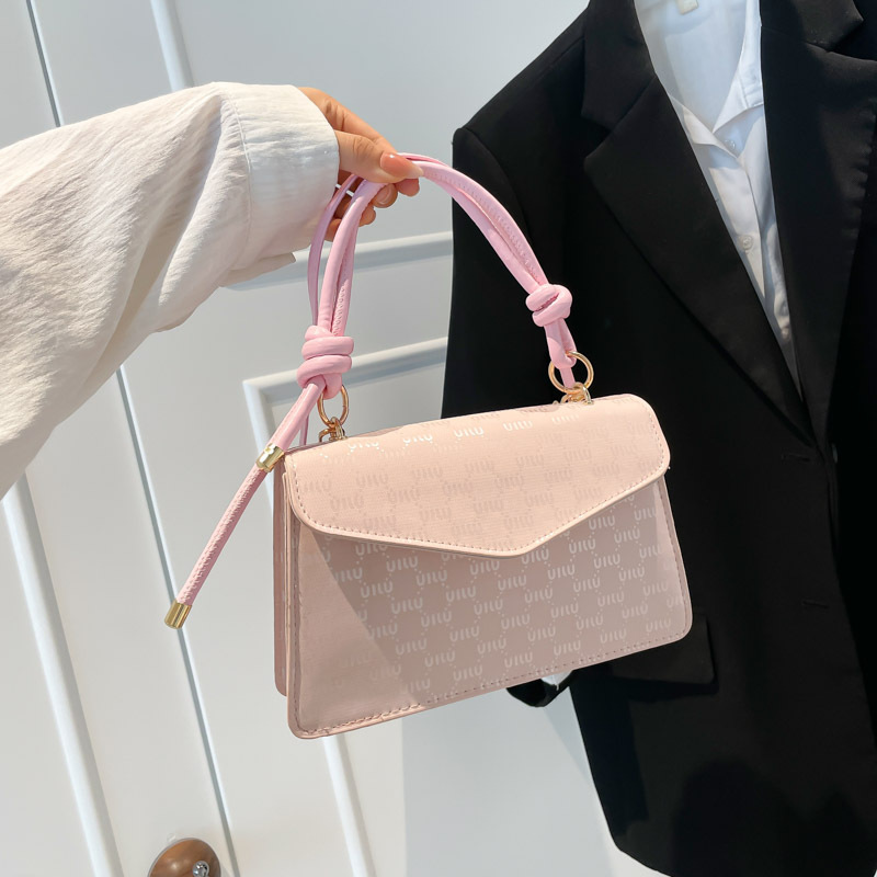 A new casual, trendy and elegant single-shoulder bag with commuting prints, a fashionable crossbody bag, and a simple and versatile hand-held small square bag full figure