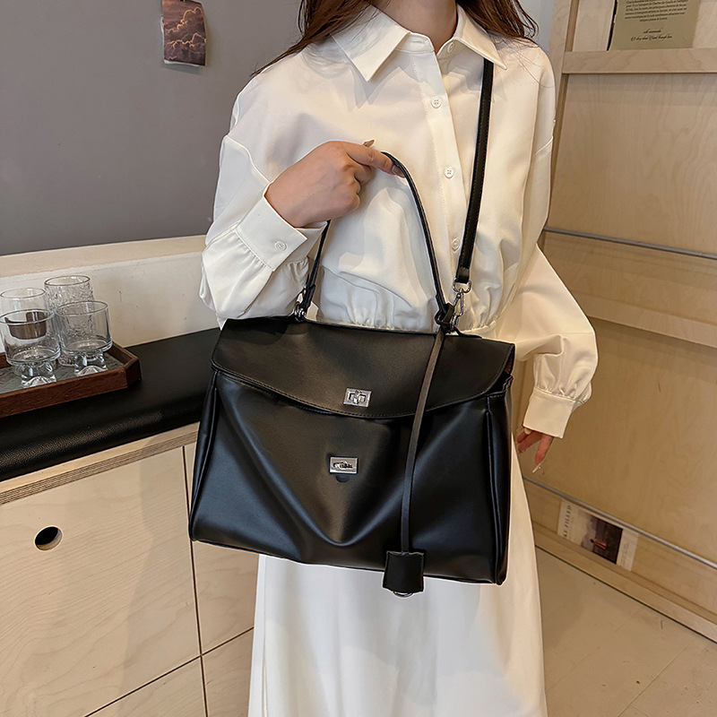 High-end commuter large-capacity tote bag for women 2025 new style fashionable single-shoulder bag, trendy solid color versatile crossbody bag Application Scenario