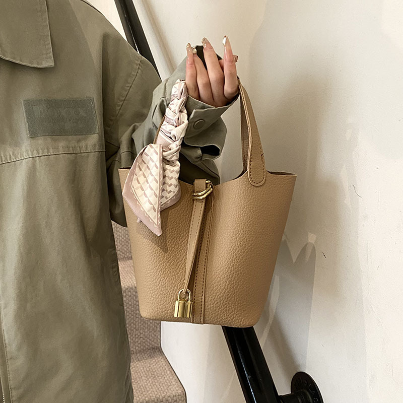 The 2025 new Korean-style niche hand-held bucket bag is a trendy bestseller for women's fashion, a crossbody bag, and a versatile single-shoulder bag for commuting details Picture