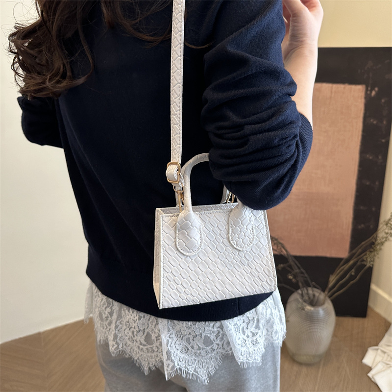 A new Spring/Summer 2025 popular handbag for commuter women, featuring a casual, elegant and stylish crossbody style and a small square handbag details Picture