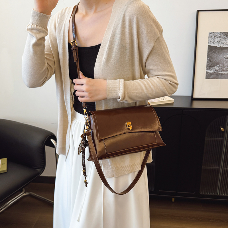 High-end retro oil wax leather underarm bag for women 2025 new style, simple and fashionable for commuting, versatile single-shoulder small square bag details Picture