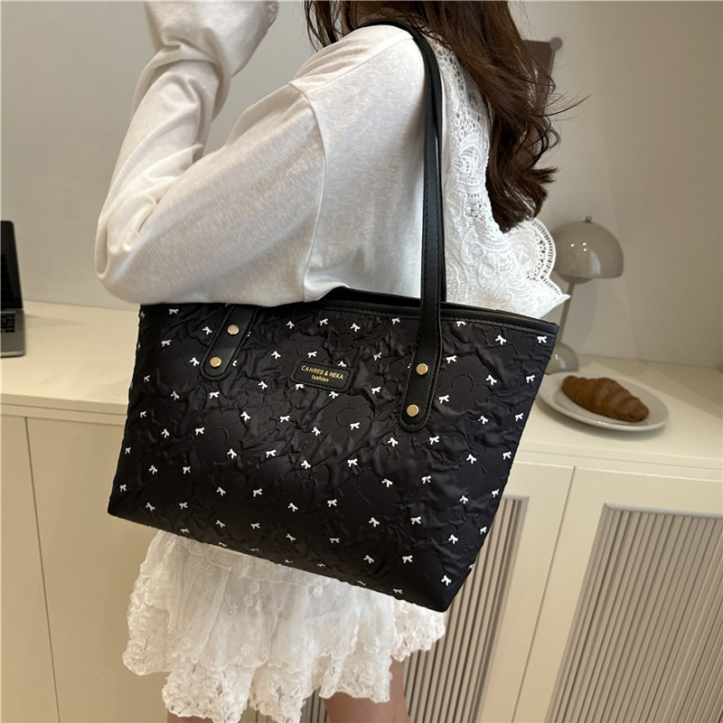 Simple single-shoulder tote bag, fashionable large-capacity commuter bag, 2025 new style, fashionable, casual, trendy and stylish commuter bag details Picture