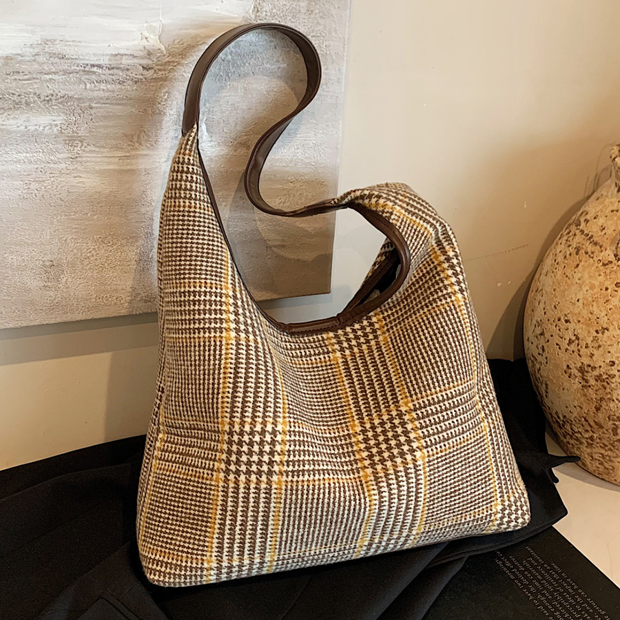 Large-capacity bag, versatile for women's casual wear, 2024 new casual single-shoulder checkered shopping bag, commuting tote bag for work full figure