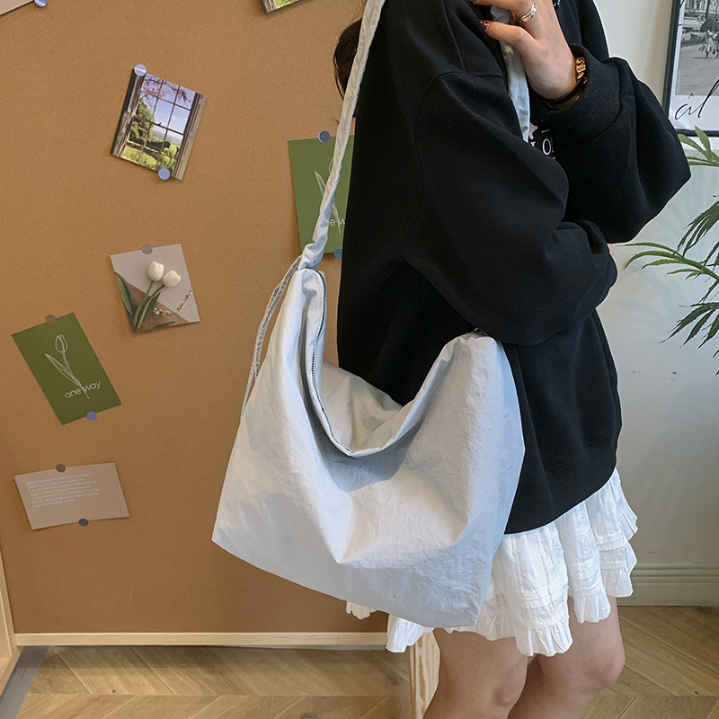 Cloud-shaped pleated drawstring shoulder strap canvas dumpling bag solid color simple and laid-back style commuting versatile single-shoulder crossbody bag for women details Picture