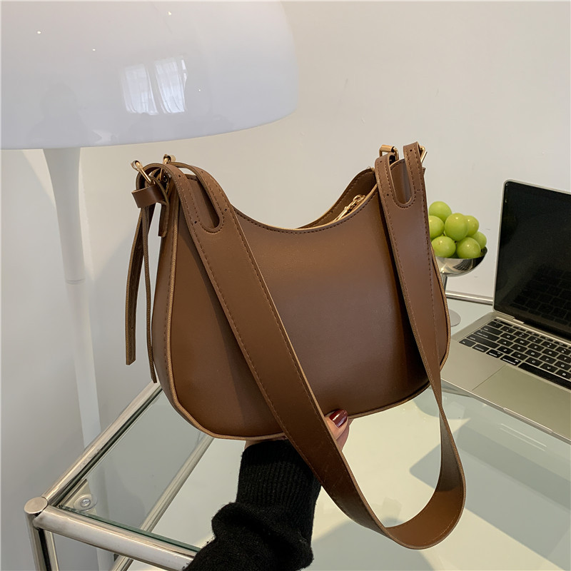 This year, a new fashionable and versatile single-shoulder crossbody bag with a unique and simple style is popular among female Internet celebrities for spring and summer full figure