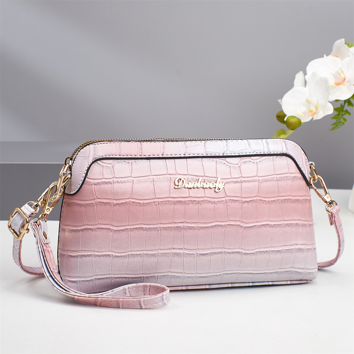 New in-stock women's bag, fashionable large-capacity shell bag, coin purse, versatile for commuting, hand-carry bag, women's crossbody bag Application Scenario