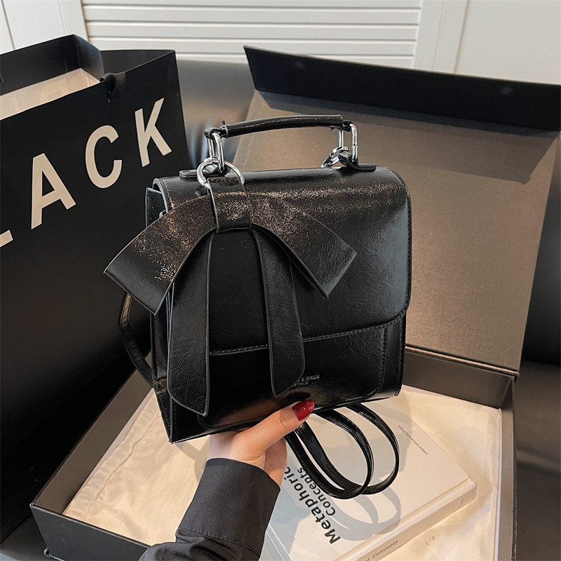 The bow-shaped backpack is a fashionable and niche design for women. It's a Korean-style student schoolbag with a high-end feel and is lightweight. It's a single-shoulder backpack for going out details Picture