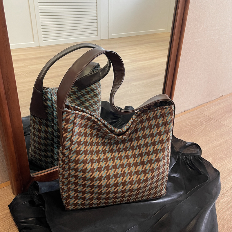 Tweed checkered bag for women, 2024 new trendy single-shoulder bag, large-capacity tote bag, fashionable commuter crossbody bag details Picture