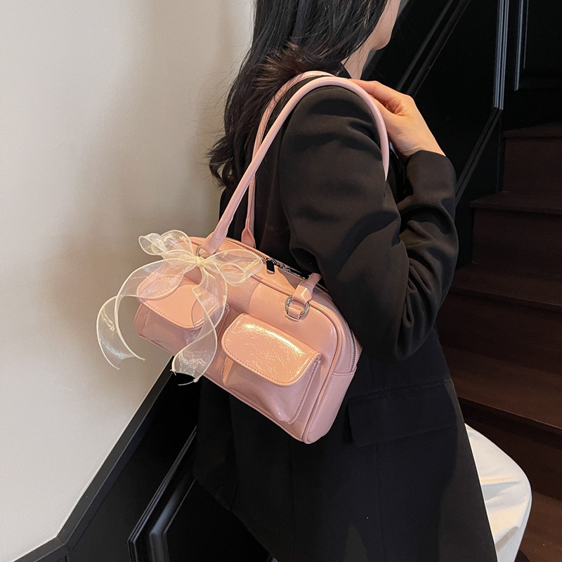 A new style of Korean-style casual soft leather commuting single-shoulder underarm bag for women in 2025, featuring a versatile and fashionable hand-held Boston bag details Picture